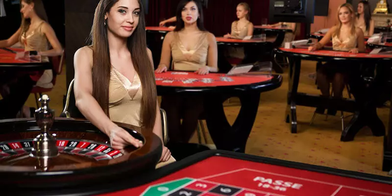 How many cameras does a live roulette table use, and what each one shows?